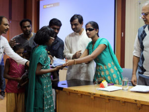 sakshama-uno-youth-courage-awardee-ashwini-angadi-distributing-educational-kit