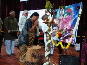 sakshama-guests-paying-tribute-to-pandith-puttaraja-gawai